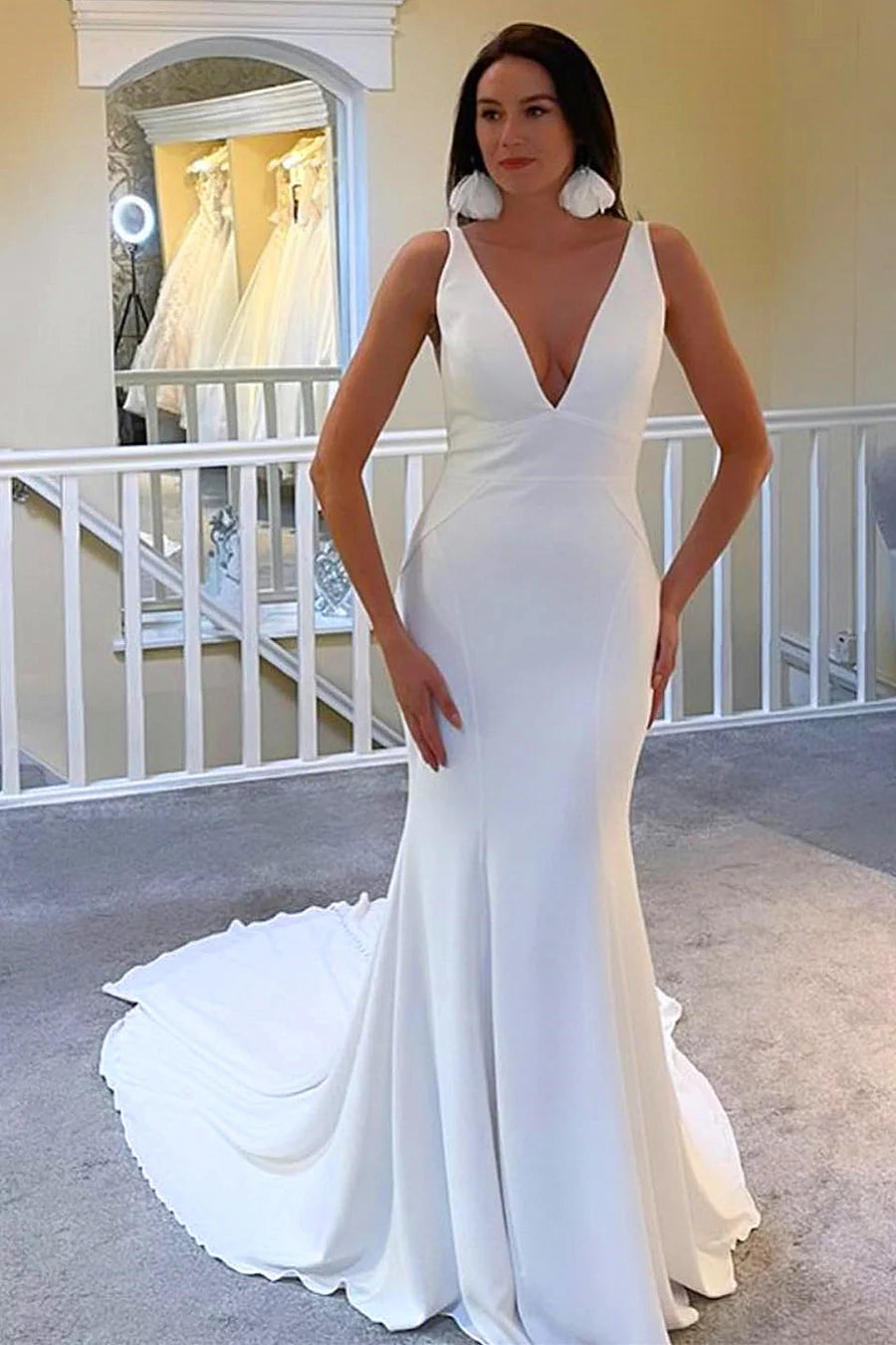 Robe de mariée longue sirène décolletée en V profond et dos nu avec traîne